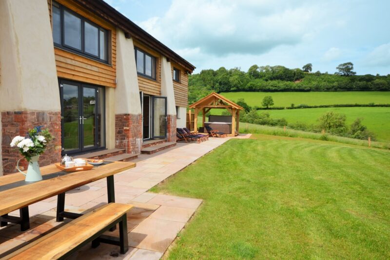 Fantastic barn with plenty of outdoor space for all the family