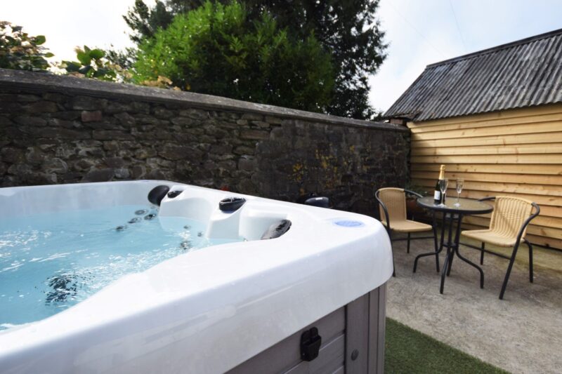 Hot tub in the enclosed garden
